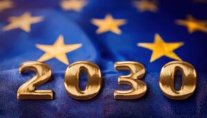 Złoty napis „2030” na tle flagi Unii Europejskiej symbolizujący cele klimatyczne UE