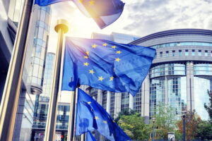 Flagi Unii Europejskiej przed budynkiem Parlamentu Europejskiego w Brukseli