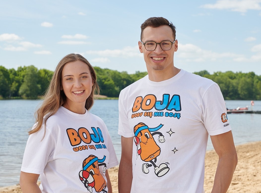 Monika Bruzda i Kacper Majchrzak w koszulkach kampanii „BoJa – Wody się nie boję”