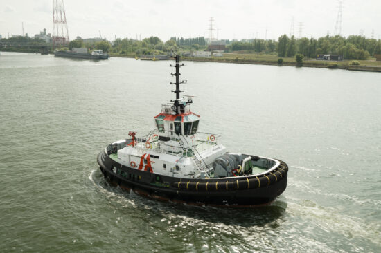 Elektryczny holownik Volta 1 w Porcie Antwerpia-Brugia – pierwszy tego typu statek w Europie. Napędzany w pełni bateriami, bezemisyjny.