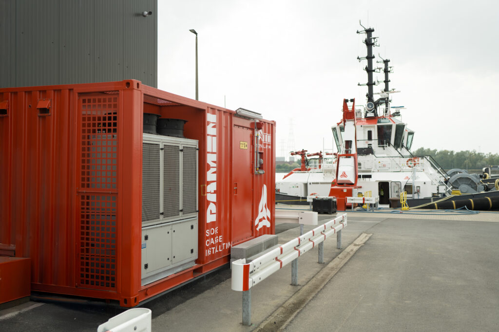 Stacja szybkiego ładowania o mocy 1,5 MW dla elektrycznego holownika Volta 1 w Porcie Antwerpia-Brugia. Ładowanie w 2 godziny.