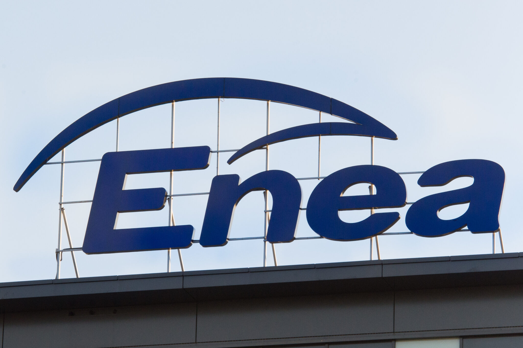 Logo Grupy Enea na dachu budynku siedziby spółki