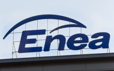 Logo Grupy Enea na dachu budynku siedziby spółki