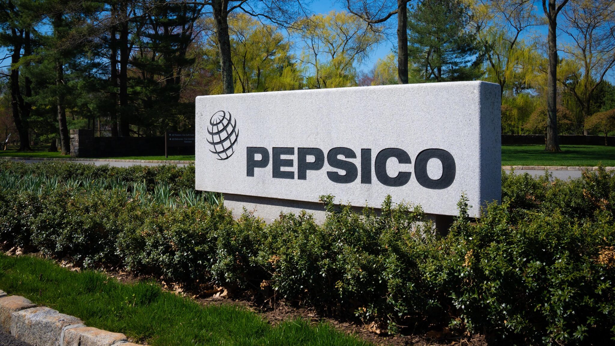 Tablica z logo PepsiCo przy głównej siedzibie firmy