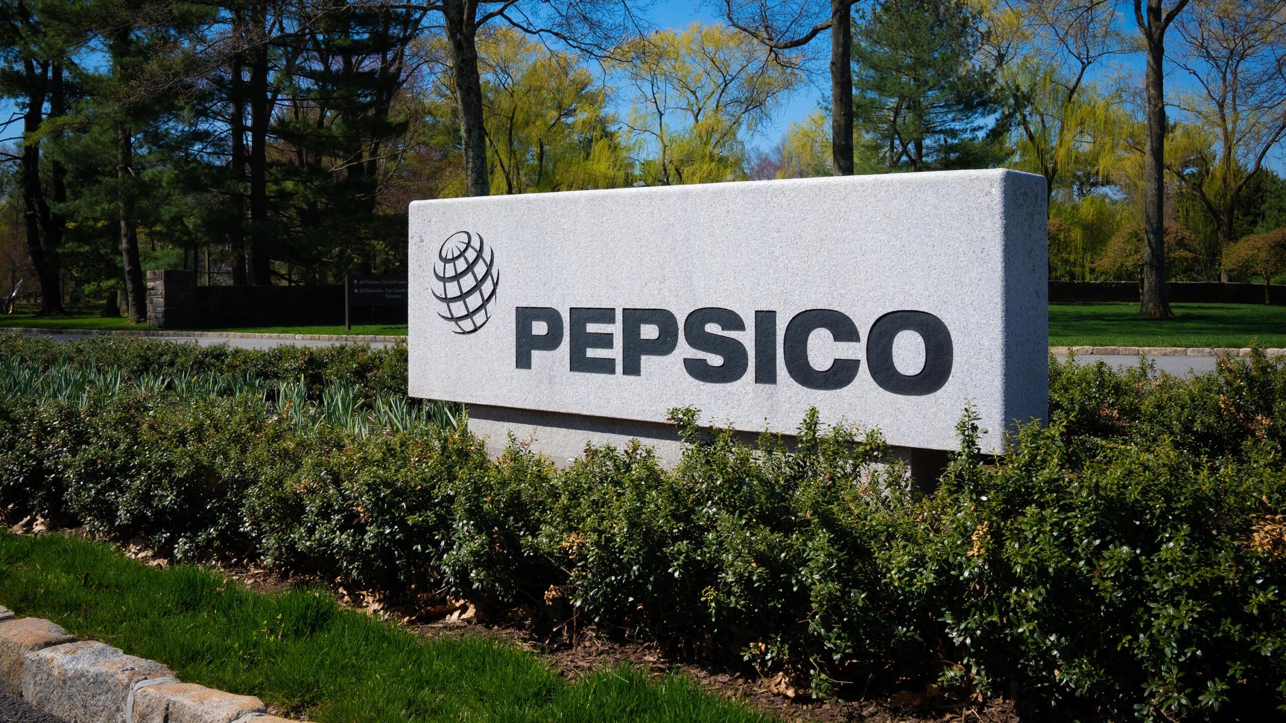 Tablica z logo PepsiCo przy głównej siedzibie firmy