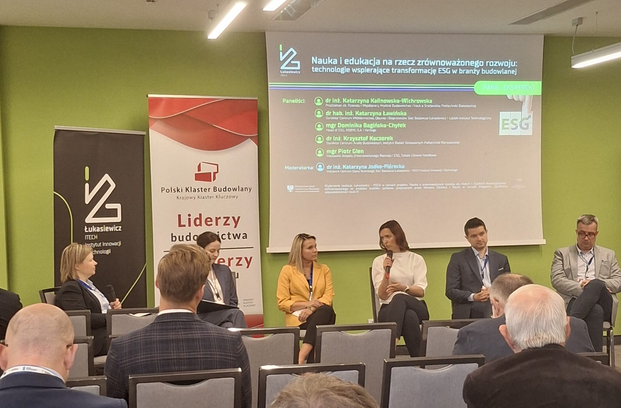 Eksperci podczas panelu dyskusyjnego o technologiach i edukacji wspierającej ESG w budownictwie