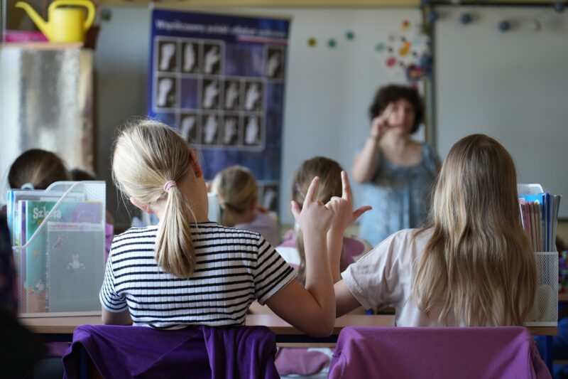 Dzieci uczestniczące w warsztatach języka migowego prowadzonych przez Fundację FONIS