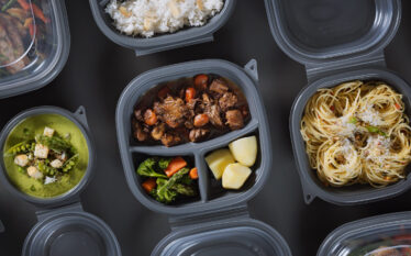 Opakowania na wynos z szarego plastiku, nowa seria Vista marki Duni Group