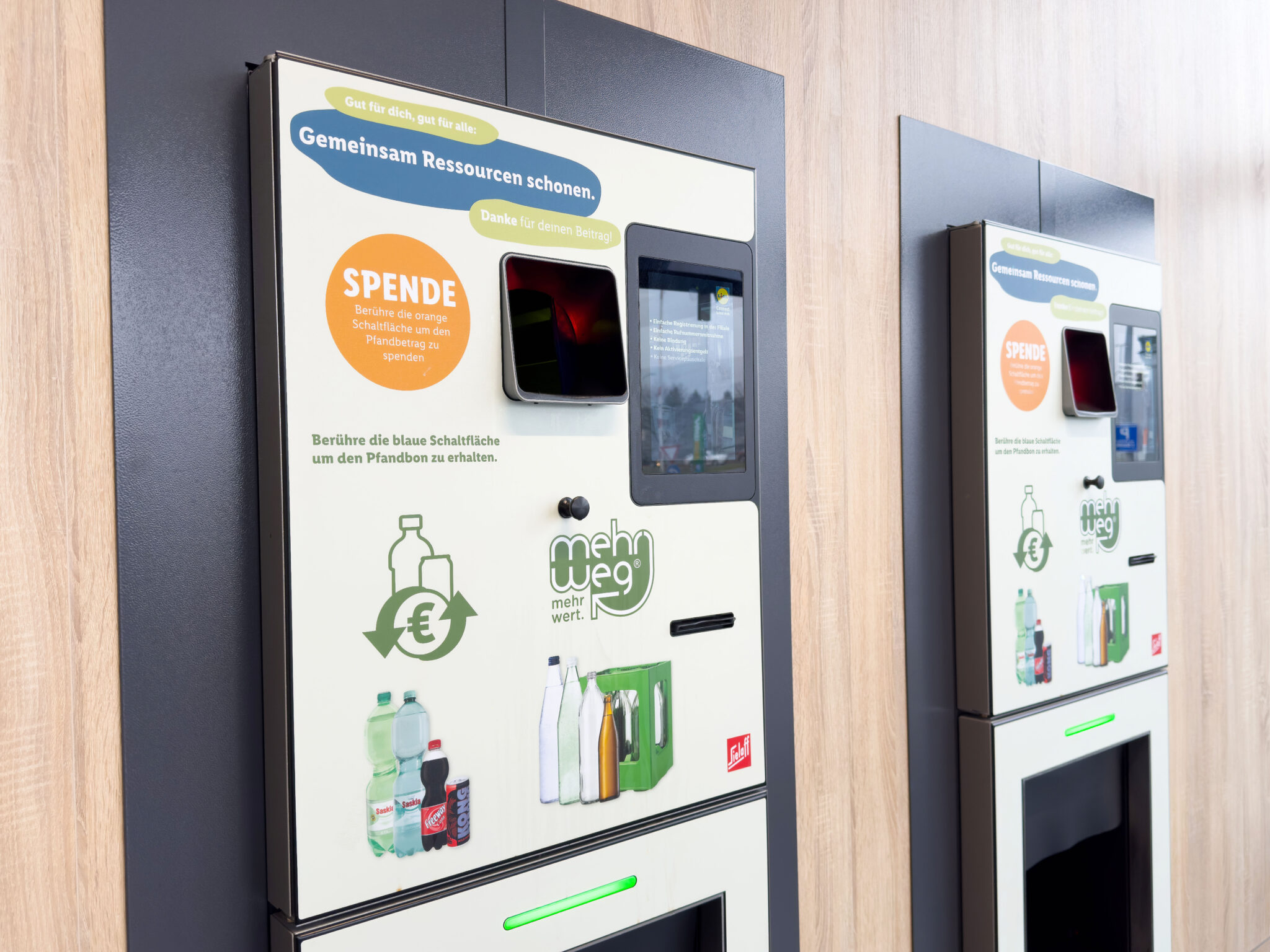 Automaty do zwrotu butelek i puszek w niemieckim supermarkecie.