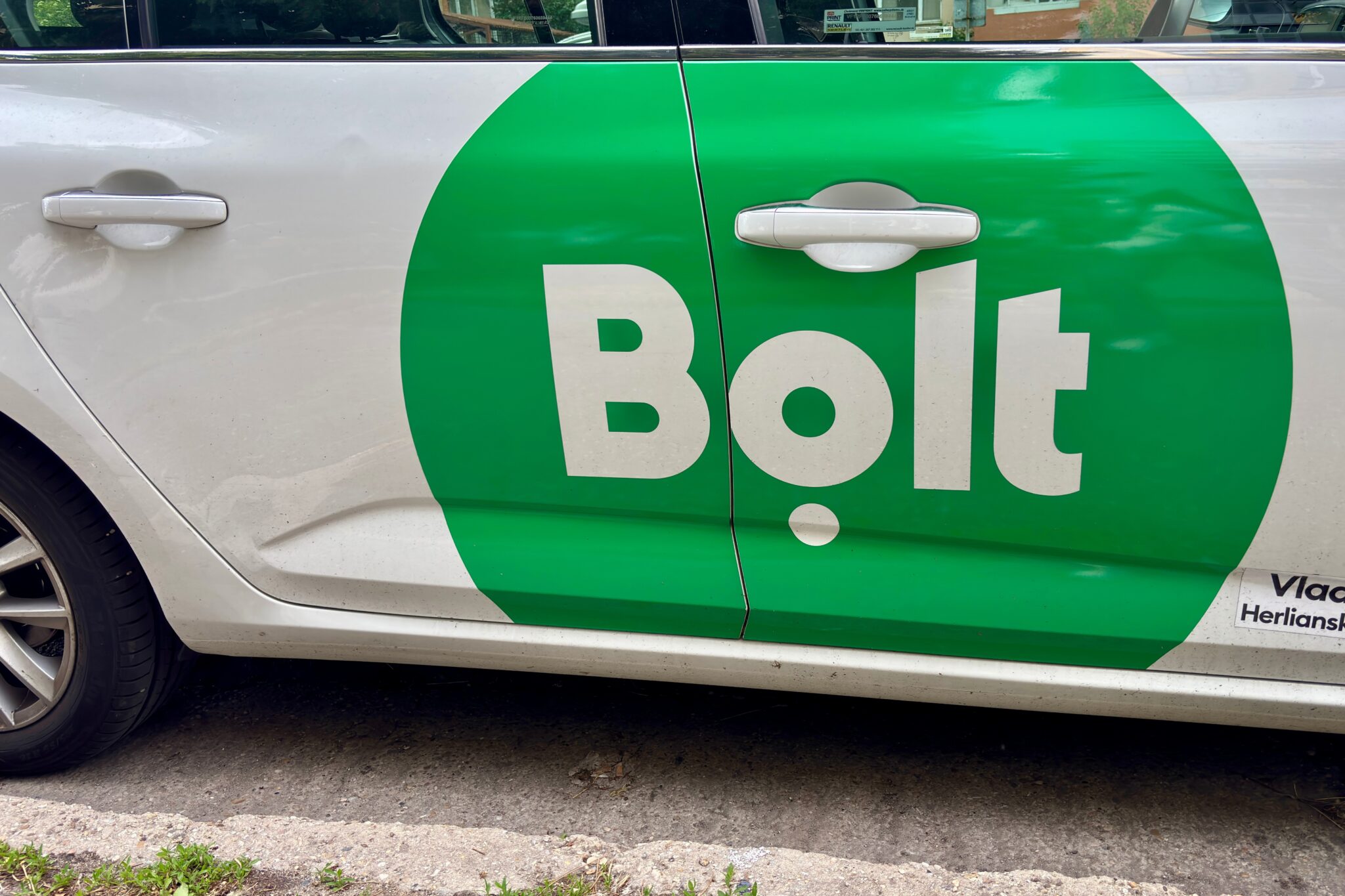 Samochód marki Bolt z widocznym logo na drzwiach