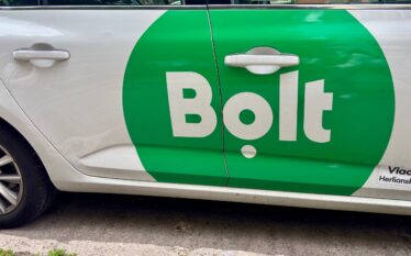 Samochód marki Bolt z widocznym logo na drzwiach