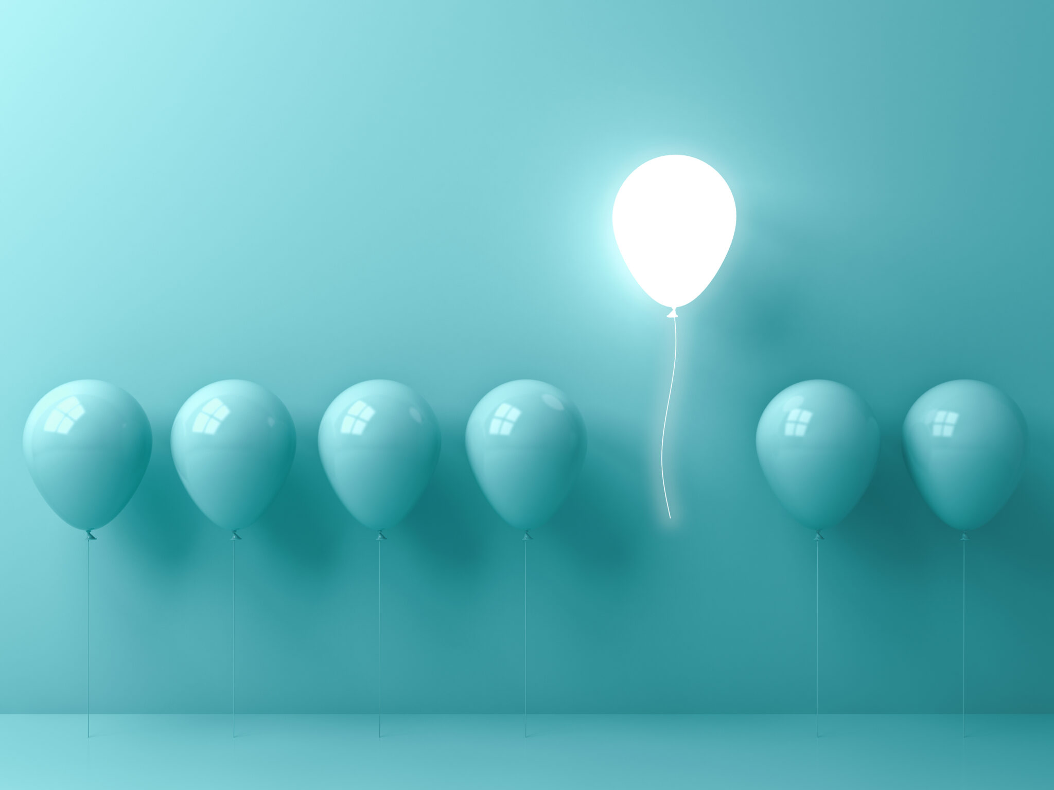 Jasny balon unoszący się ponad innymi balonami symbolizuje wyróżniającą się strategię ESG i zrównoważonego rozwoju