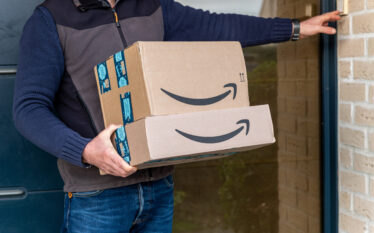 Mężczyzna dostarczający paczki Amazona pod drzwi klienta