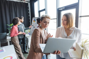 Zespół marketingowy analizujący dane na temat strategii zrównoważonego rozwoju