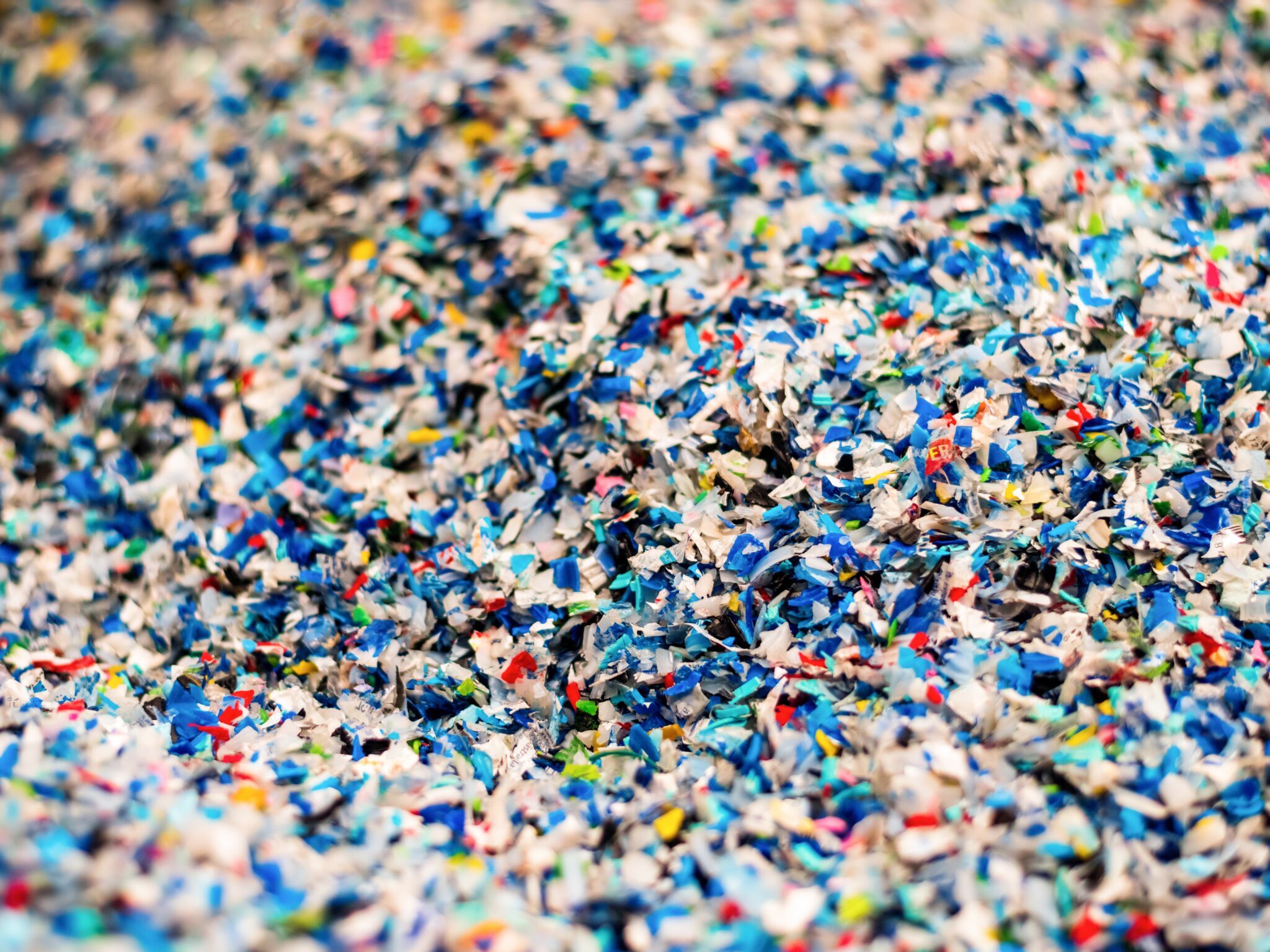 Kolorowe płatki zrecyklingowanego plastiku po procesie rozdrobnienia