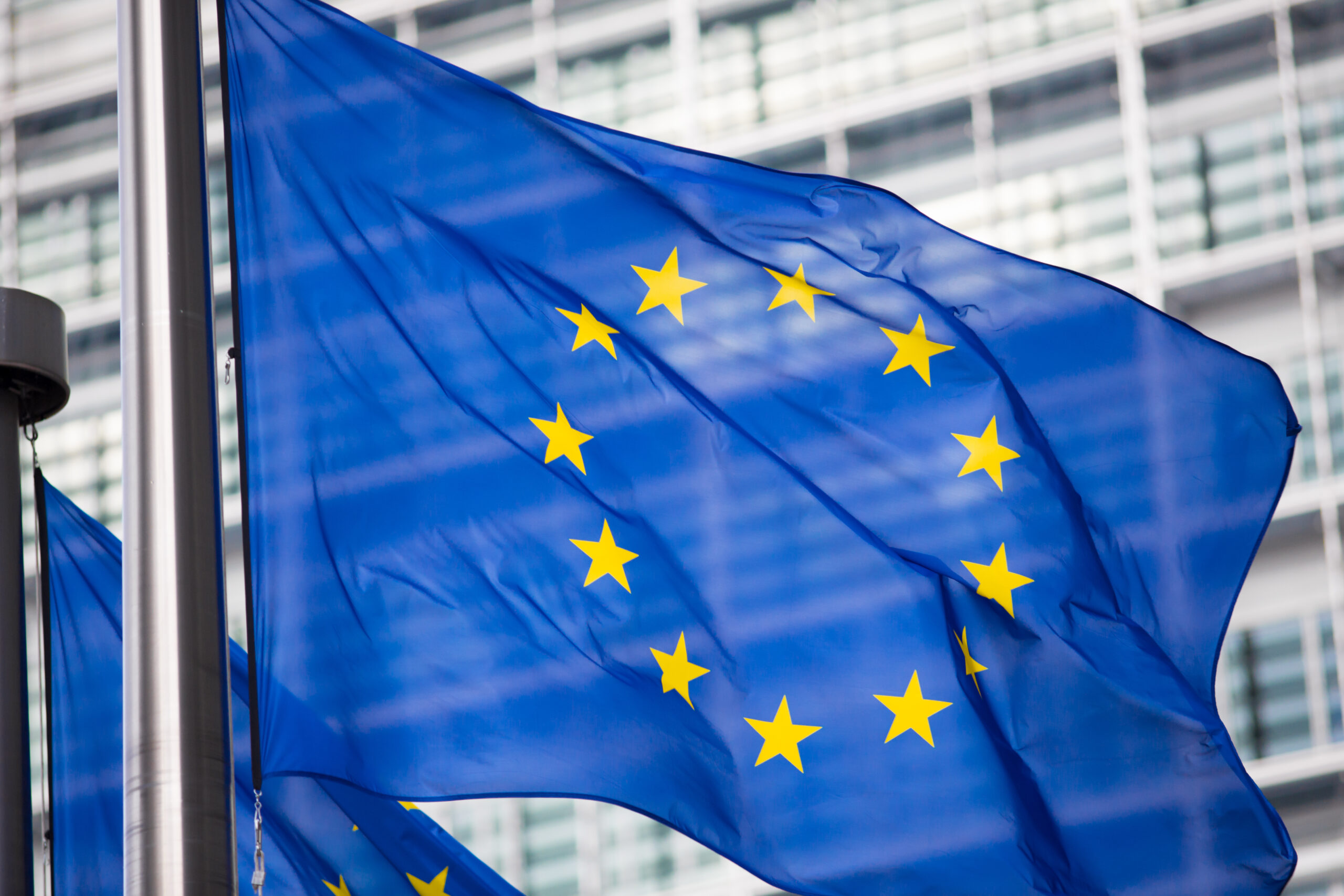 Flaga Unii Europejskiej przed siedzibą Komisji Europejskiej