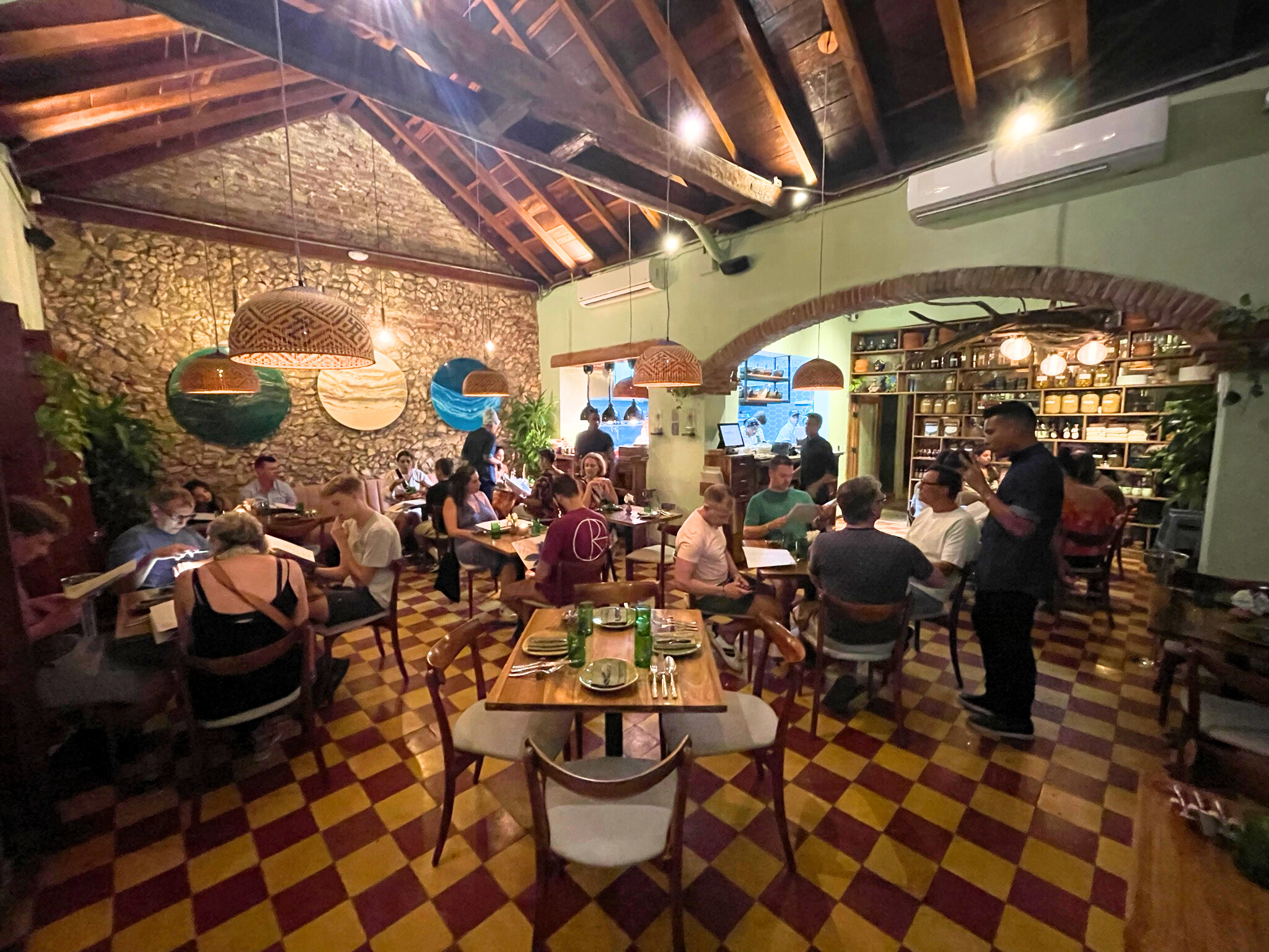 Goście w restauracji Celele w Cartagenie, Kolumbia