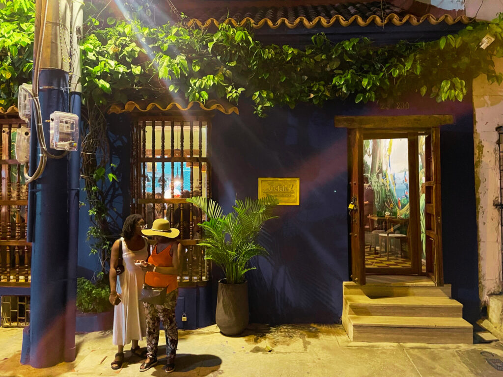 Fasada restauracji Celele nocą