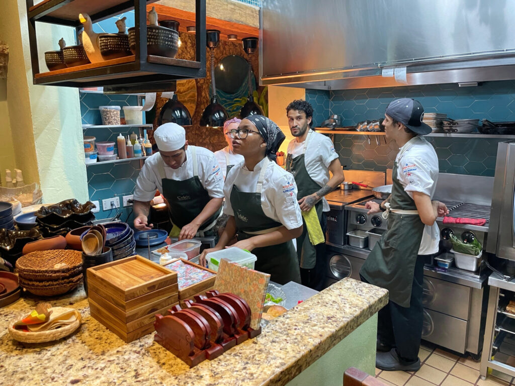 Zespół kucharzy pracujący w kuchni restauracji Celele