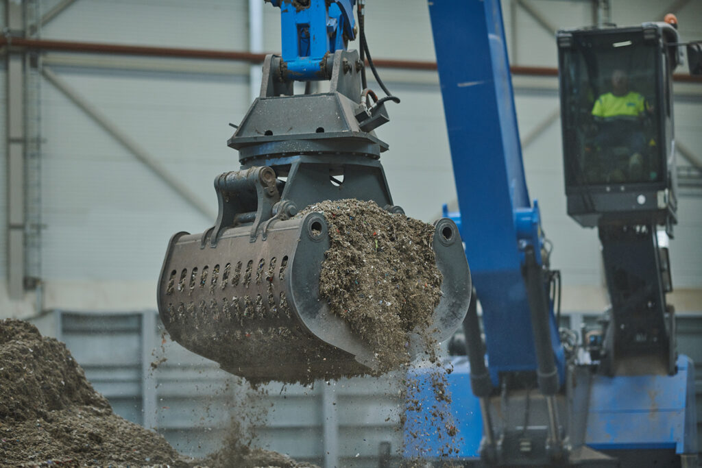 Maszyna sortująca odpady w zakładzie produkcji UBQ