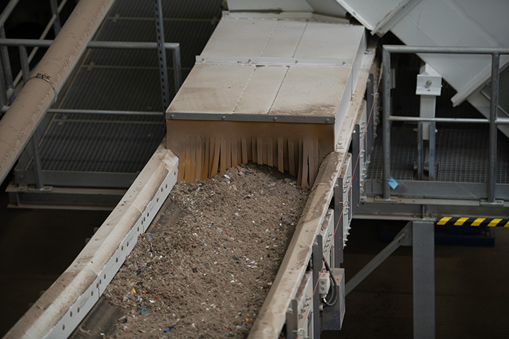 Surowce przesuwające się taśmociągiem w procesie produkcji