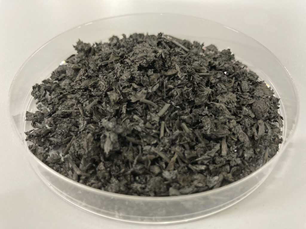 Zbliżenie na wysokowydajny biochar w szalce