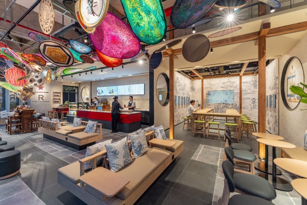 Nowa koncepcja Starbucks „非遗美术馆” w Suzhou – kawiarnia łącząca design inspirowany chińskim dziedzictwem niematerialnym z nowoczesnym wystrojem.
