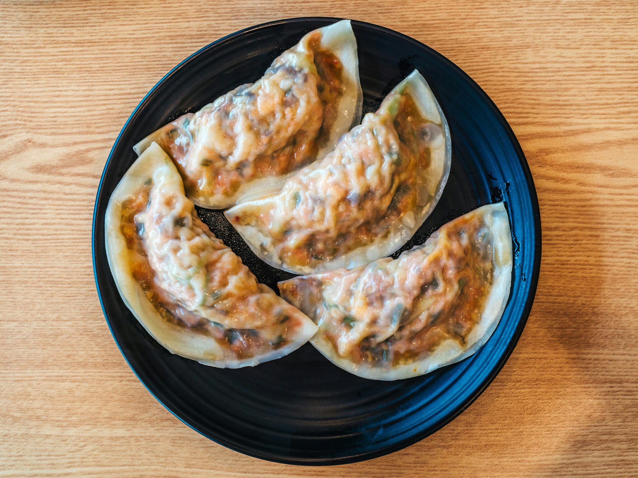 Porcja pierogów serwowanych w wielorazowym naczyniu w restauracji