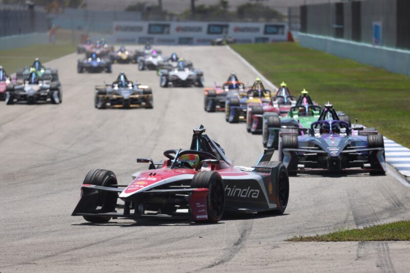 Bolidy Formuły E podczas wyścigu na torze Homestead-Miami