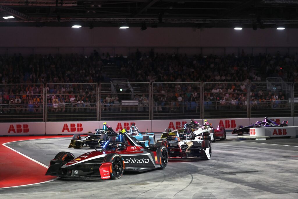 Bolidy Formuły E podczas wyścigu w Londynie – Mahindra M11Electro na torze