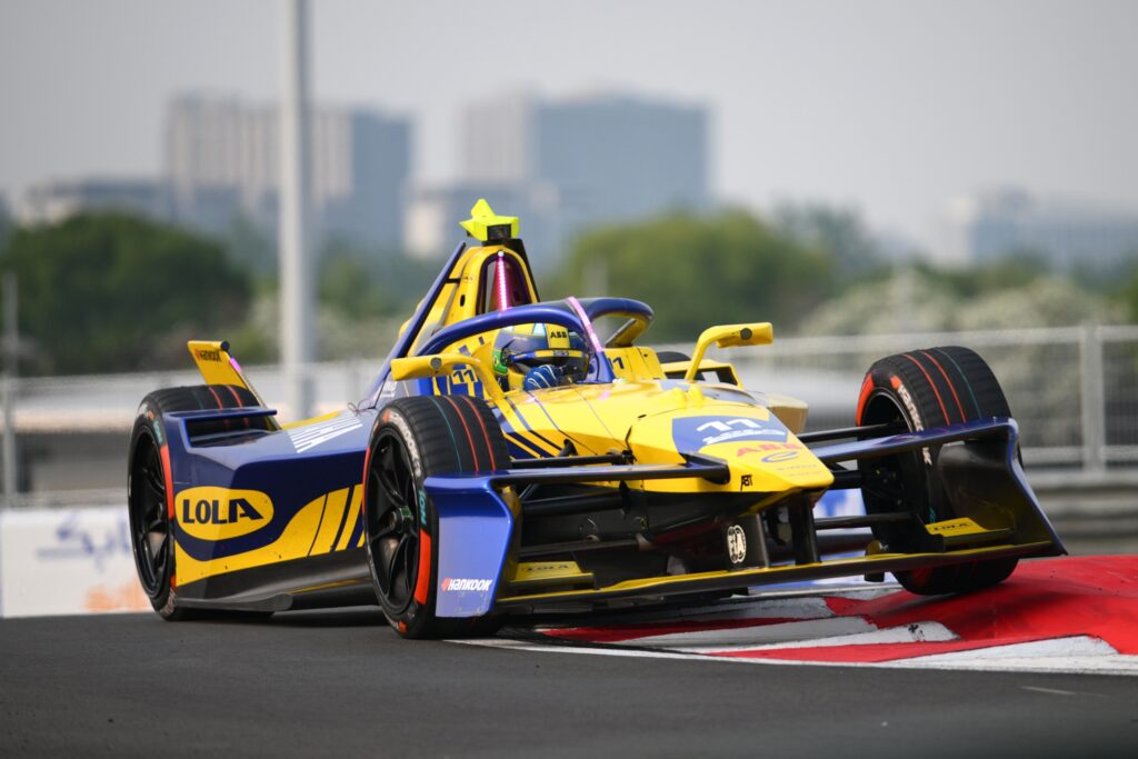 Bolid Lola Yamaha T001 prowadzony przez Lucasa di Grassi na torze Shanghai E-Prix