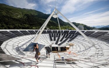 Montaż paneli słonecznych na powierzchni anteny satelitarnej w Szwajcarii