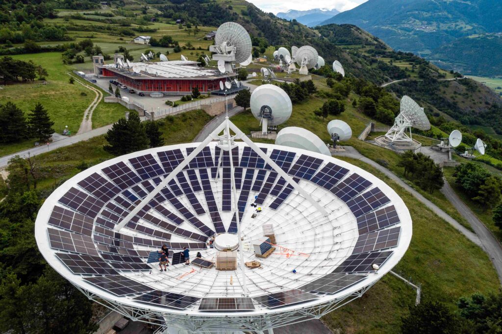 Widok panoramiczny na centrum danych Leuk TDC i otaczające anteny satelitarne z panelami PV