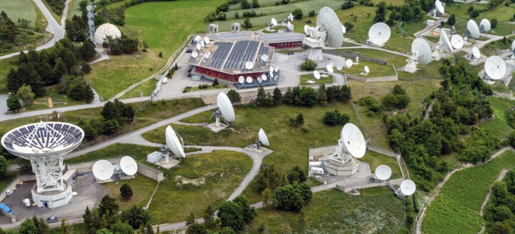 Widok z drona na antenę satelitarną z panelami PV i kompleks satelitarny w Leuk