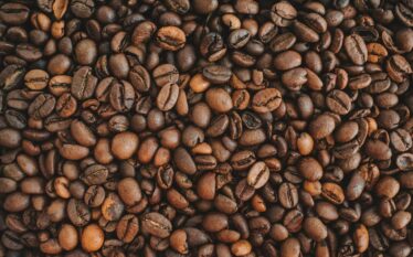 Ziarna palonej kawy w dużym zbliżeniu