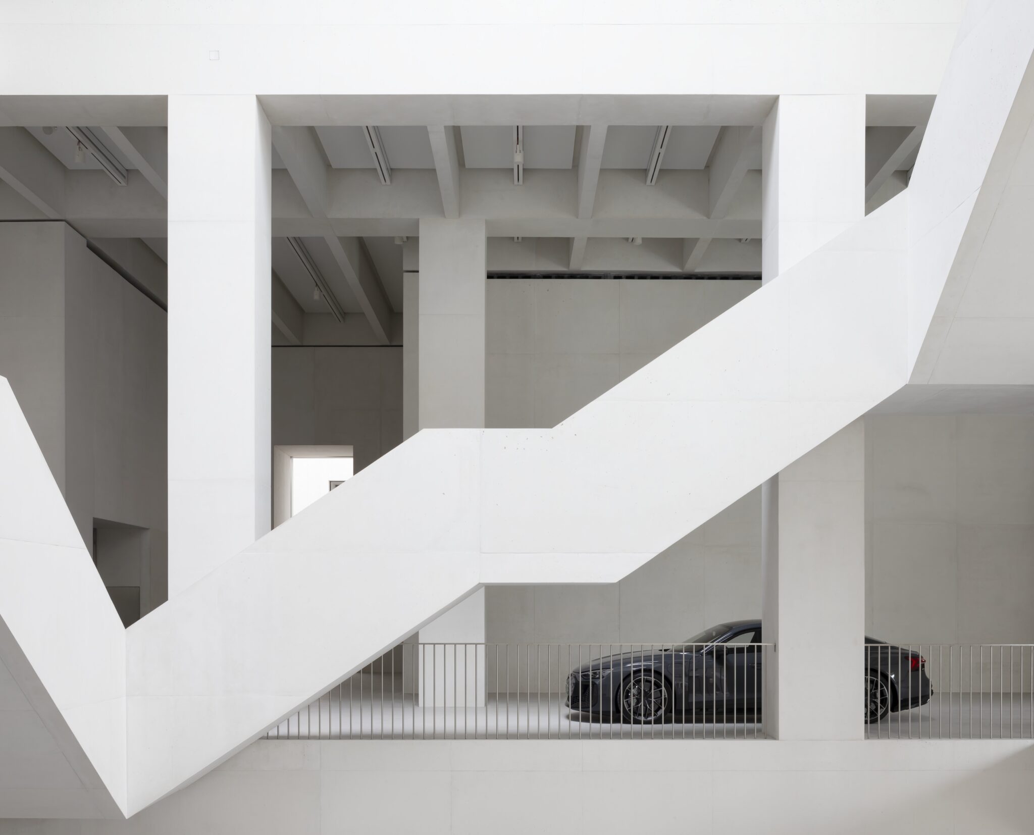 Czarny samochód Audi w nowoczesnym białym wnętrzu Muzeum Sztuki Nowoczesnej w Warszawie