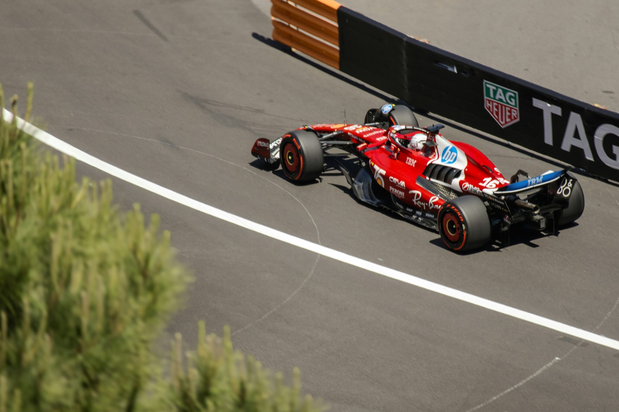 Samochód Formuły 1 podczas wyścigu na torze