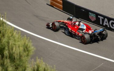 Samochód Formuły 1 podczas wyścigu na torze