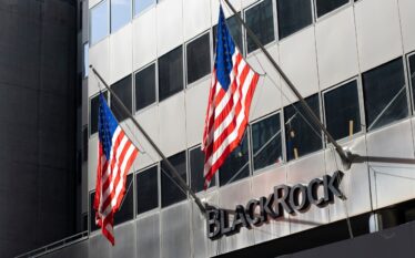Siedziba BlackRock z flagami USA
