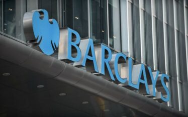 Logo banku Barclays na fasadzie szklanego budynku
