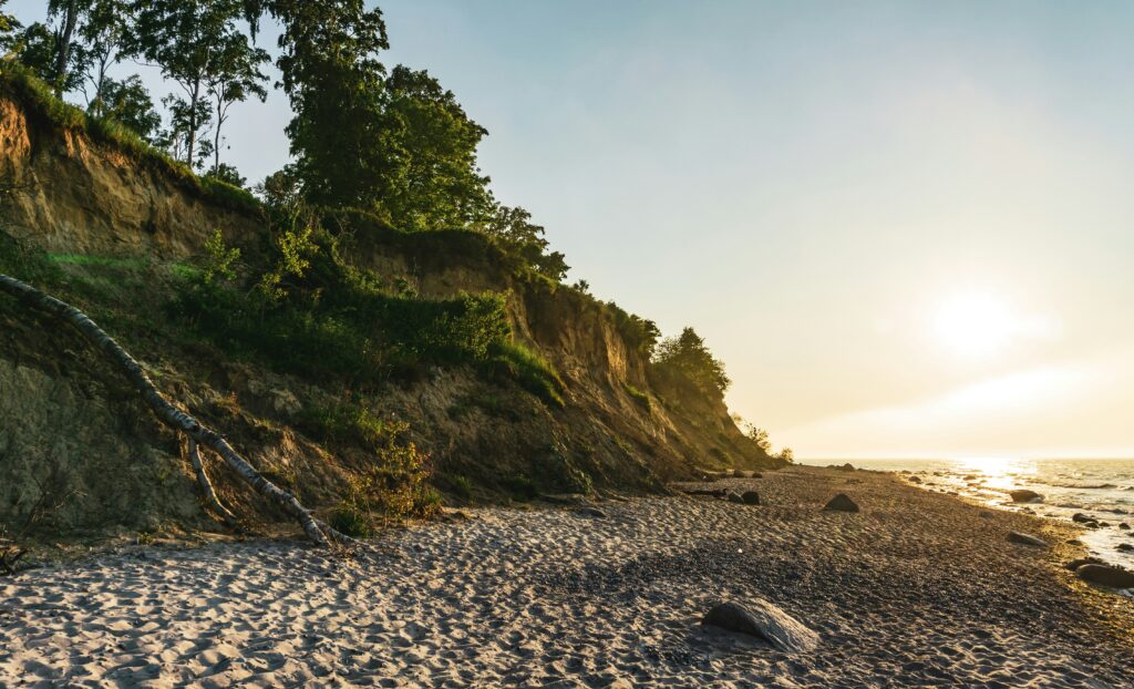 Klifowa plaża Stoltera w Niemczech o zachodzie słońca