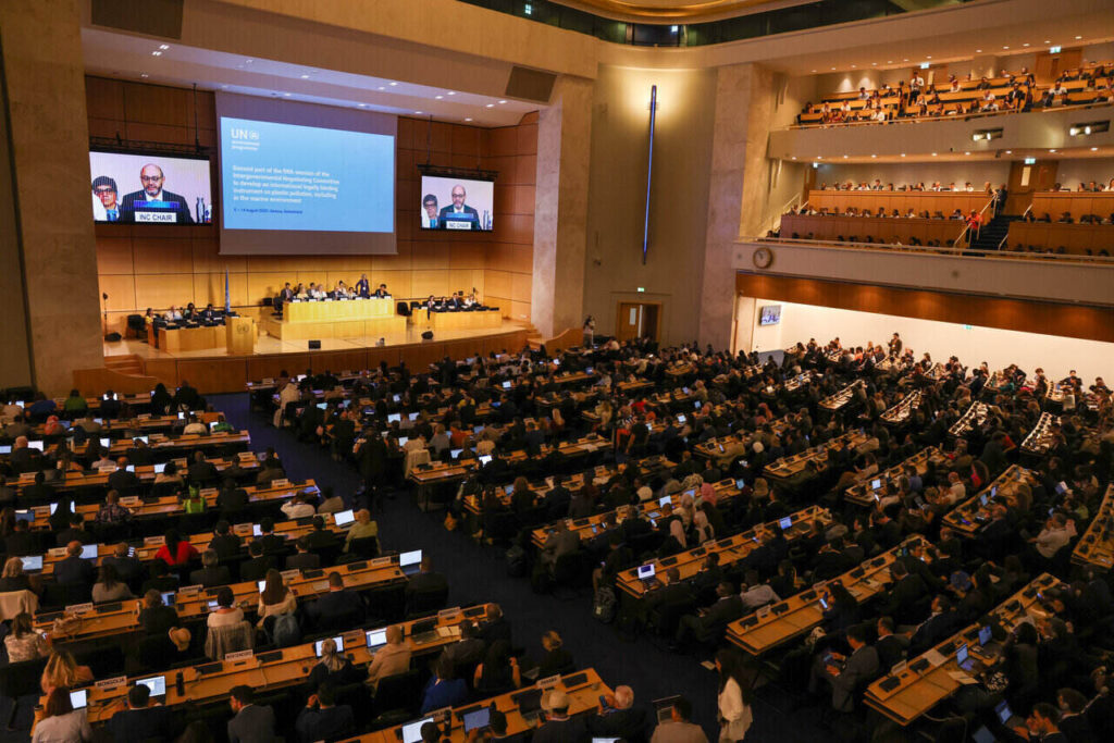 Delegaci w siedzibie ONZ w Genewie podczas negocjacji traktatu plastikowego.