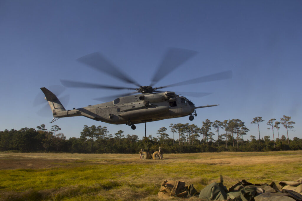 Helikopter US Marines transportujący elastyczny zbiornik na wodę