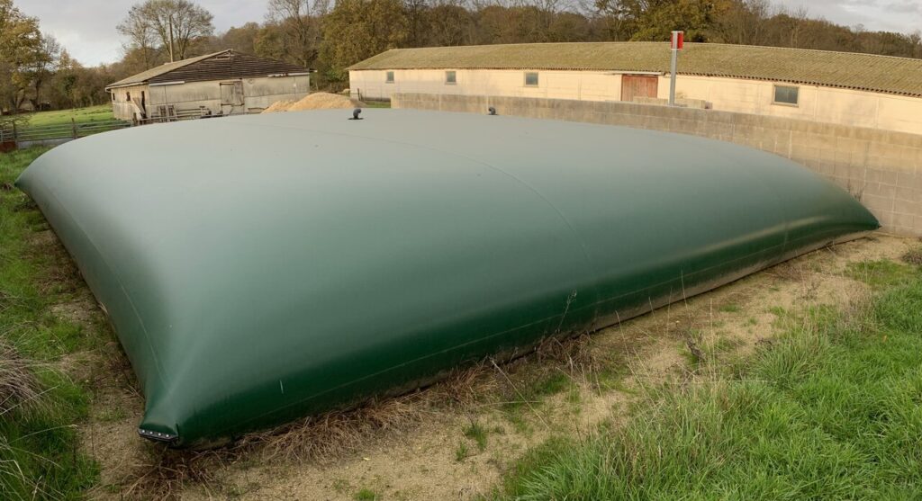 Elastyczny zbiornik na wodę zainstalowany na terenie gospodarstwa
