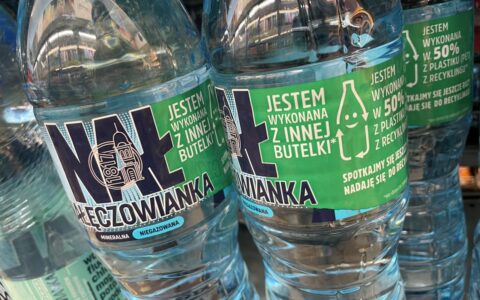 Butelki wody Nałęczowianka z hasłami o recyklingu na etykiecie