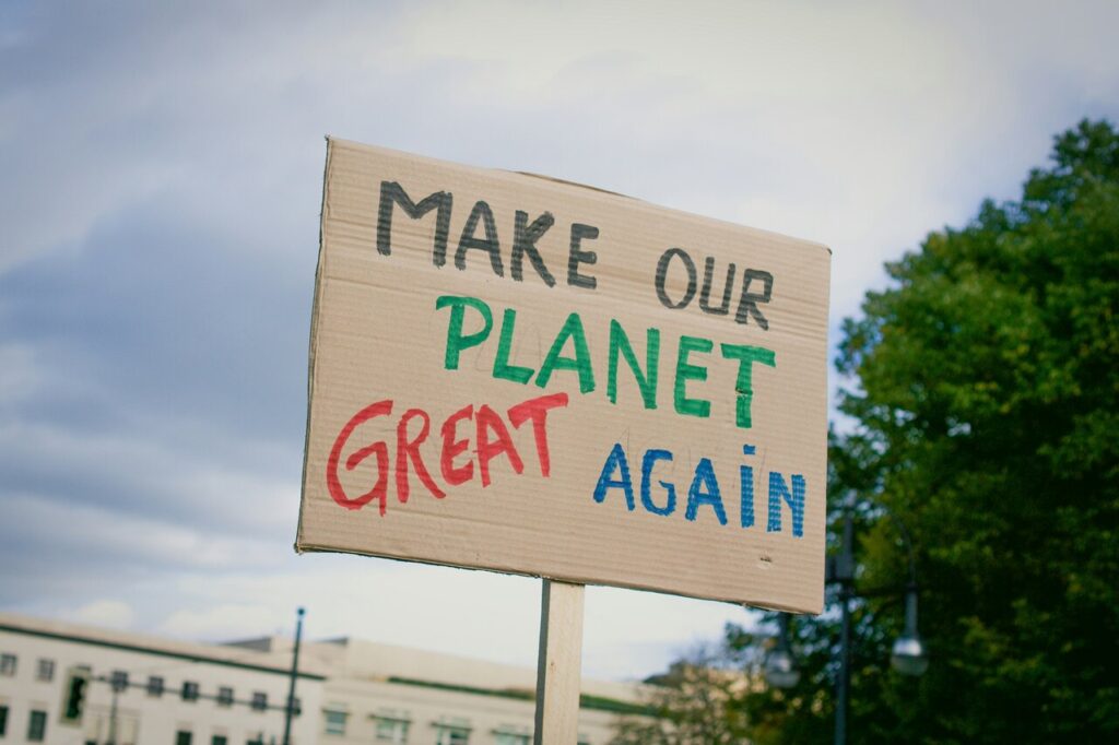 Transparent z hasłem „Make our planet great again” podczas protestu klimatycznego