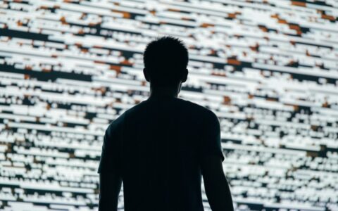 Sylwetka mężczyzny przed dużym ekranem z danymi ilustrująca analizę raportu OECD o zrównoważonym rozwoju