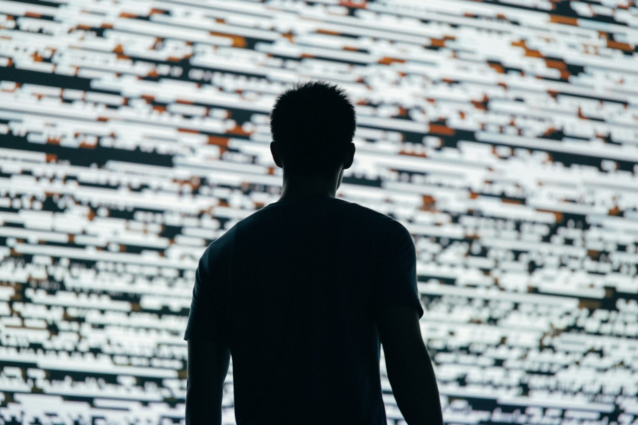 Sylwetka mężczyzny przed dużym ekranem z danymi ilustrująca analizę raportu OECD o zrównoważonym rozwoju