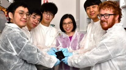 Zespół naukowców z University of Sydney prezentuje potrójne ogniwo perowskitowe.