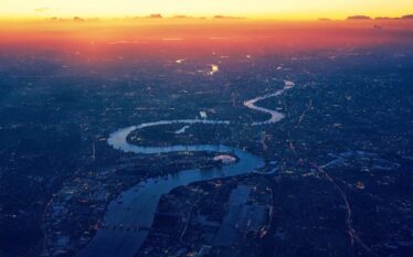 Panorama Londynu o zachodzie słońca z widokiem na zakole Tamizy
